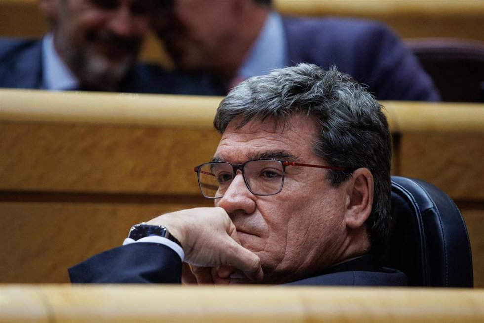 El ministro de Inclusión, Seguridad Social y Migraciones en funciones, José Luis Escrivá, durante una sesión de control al Gobierno, en el Senado, a 7 de noviembre de 2023, en Madrid (España). 