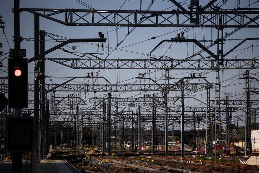 Archivo - Vías de cercanías en la Estación de Cercanías de Chamartín, a 3 de agosto de 2023, en Madrid (España). Una incidencia en el Centro de Tráfico Centralizado de Adif en Chamartín ha provocado fuertes demoras en los trenes de Cercanías en Madrid a