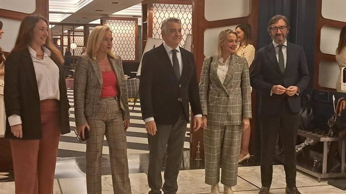El presidente del PP vasco, Javier de Andrés, junto a los presidentes territoriales y la secretaria general, Esther Martínez