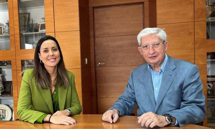 La consejera de Hefame Adriana Moreno,  junto al presidente de la Asociación Contra el Cáncer, Miguel Molina