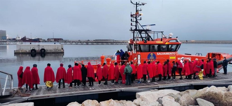 Imagen de migrantes en el puerto de Alicante tras localizarse dos pateras en la costa.