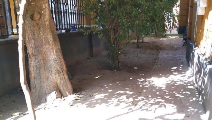 Exterior del colegio Jardines del Valle de Sevilla que será reconvertido en un aula verde.