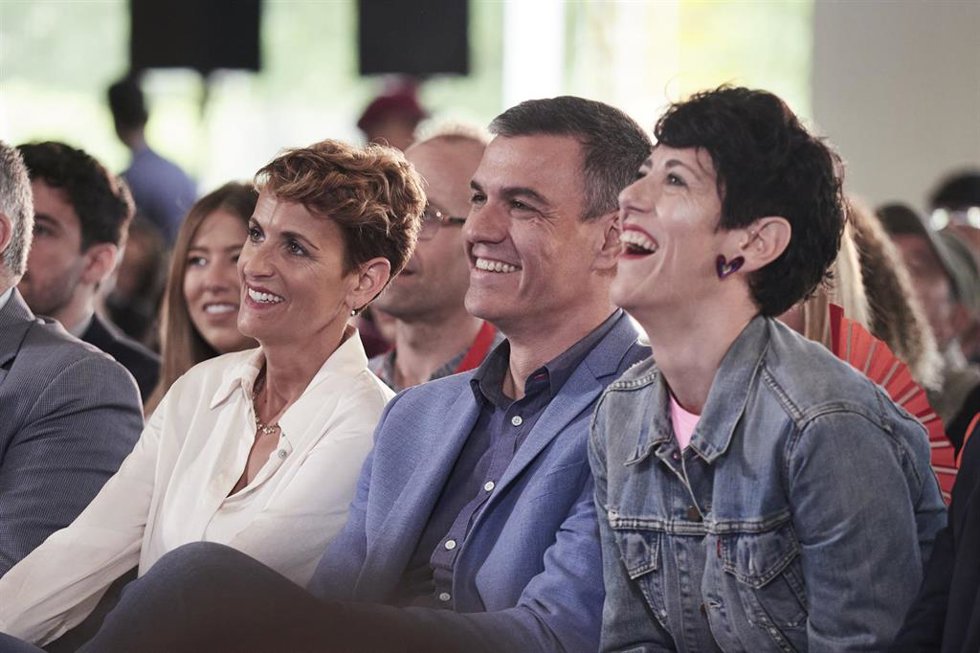 Archivo - (I-D) La secretaria general del PSN-PSOE, María Chivite, el secretario general del PSOE y presidente del Gobierno, Pedro Sánchez, y Elma Saiz, durante un acto del PSOE por el Día de la Rosa, a 29 de abril de 2023, en Pamplona, Navarra (España).