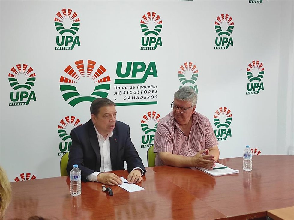 Archivo - Luis Planas y Miguel Cobos en la sede de UPA.