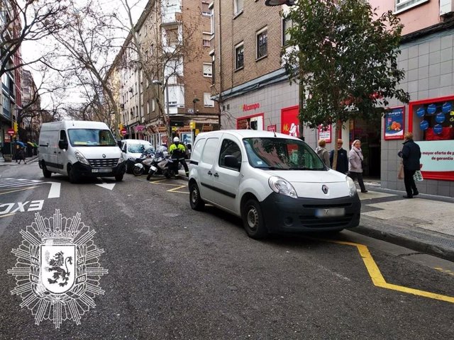 Archivo - Zaragoza.- La Policía Local detecta un incremento del mal uso de las zonas de carga y descarga en la ciudad