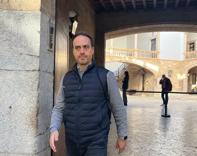 El exdiputado del PP Álvaro Gijón, saliendo del TSJIB tras recoger la notificación de la sentencia que condena al juez y al fiscal que le investigaron.