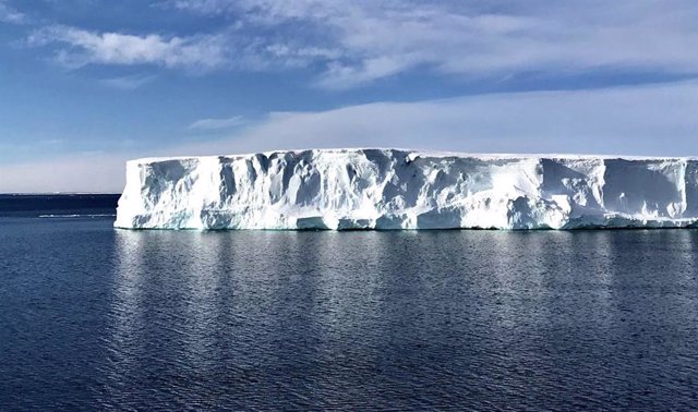 Archivo - Frente de hielo costero en la Antártida