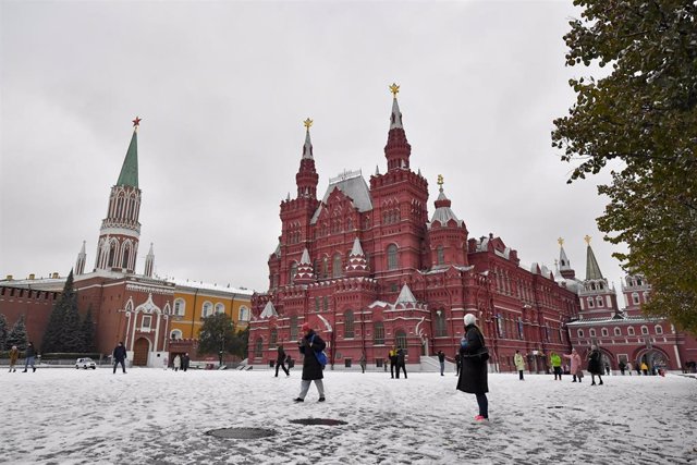 Personas paseando por la plaza Roja de Moscú tras una nevada