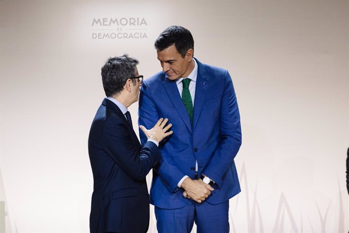 El ministro de la Presidencia, Relaciones con las Cortes y Memoria Democrática en funciones, Félix Bolaños (i), y el presidente del Gobierno en funciones, Pedro Sánchez (d), durante el acto con motivo de la celebración del 'Día de Recuerdo y Homenaje a to