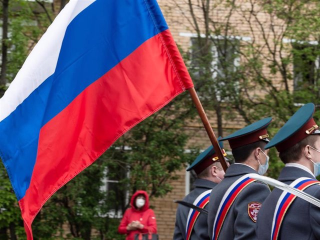 Archivo - Una bandera de Rusia durante un desfile en 2020 (archivo)