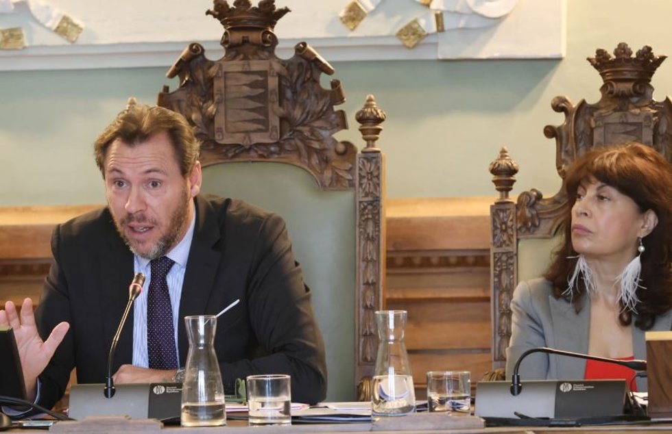Archivo - El exalcalde de Valladolid Óscar Puente junto a la entonces teniente de alcalde y concejal de Cultura, Ana Redondo, durante un pleno municipal.