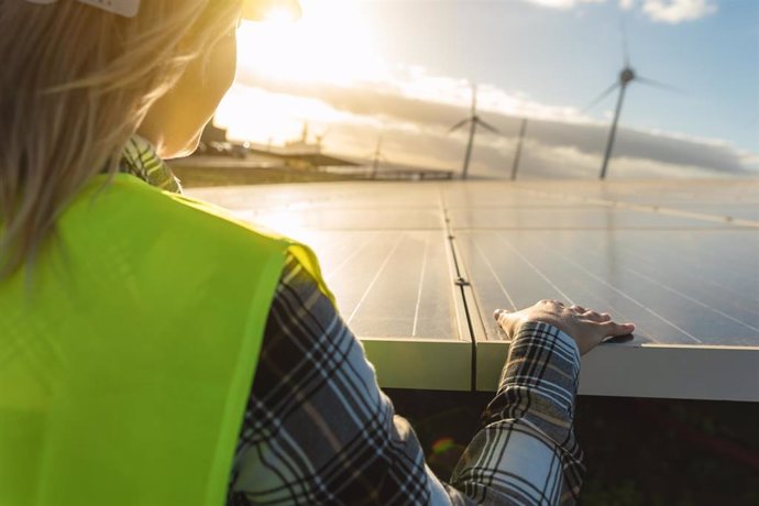 Archivo - Una mujer joven trabajando en energías alternativas