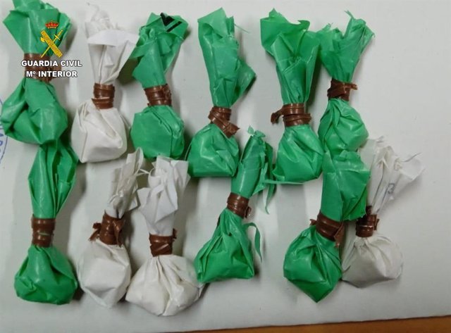 Envoltorios de cocaína aprehendidos por la Guardia Civil a los dos detenidos en Las Mesas