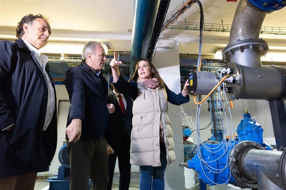 El presidente del Gobierno de Aragón, Jorge Azcón, en el centro, visita la estación de agua potable en Tarazona.