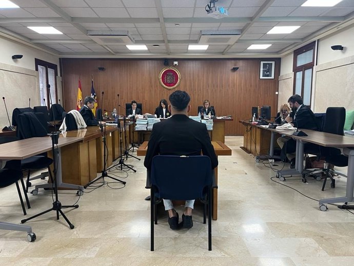 El acusado por violar a una mujer dormida en Mallorca, este lunes en el juicio en la Audiencia Provincial.