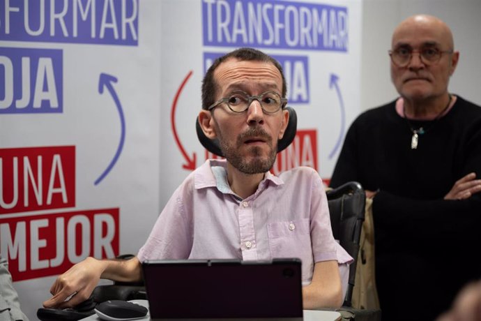 Archivo - El portavoz de Unidas Podemos en el Congreso, Pablo Echenique, durante un encuentro con trabajadoras de limpieza del hospital San Pedro, a 22 de mayo de 2023, en Logroño, La Rioja (España).