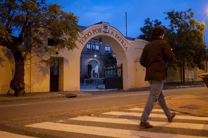 Una persona pasa por delante de la entrada principal del cuartel General Arteaga de Carabanchel  