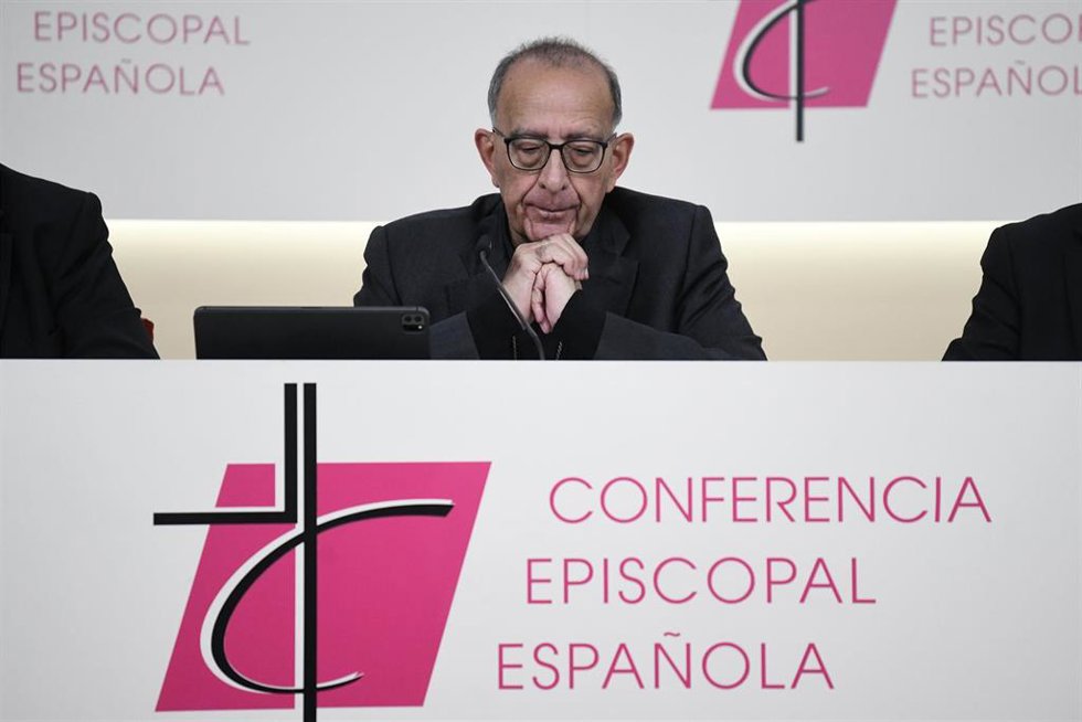 El presidente de la Conferencia Episcopal Española, Juan José Omella, durante una rueda de prensa tras la Asamblea Plenaria Extraordinaria de la Conferencia Episcopal Española, en la sede de la CEE, a 31 de octubre de 2023, en Madrid (España). La Confer