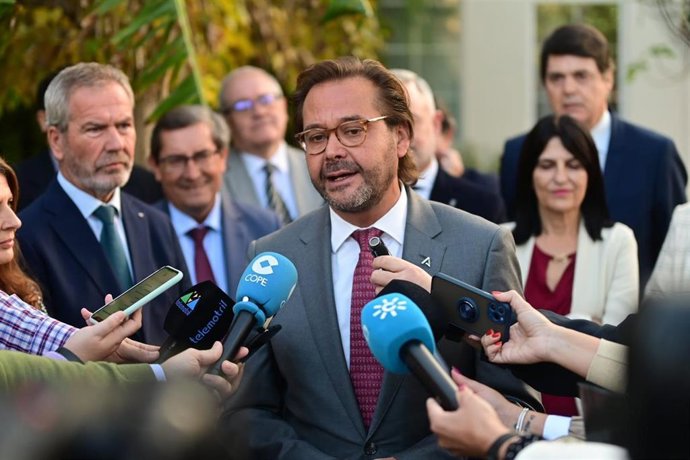 Antonio Granados atiende a los medios