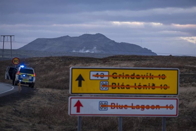 Carretera cortada en la zona de Grindavik, Islandia, por una posible erupción volcánica