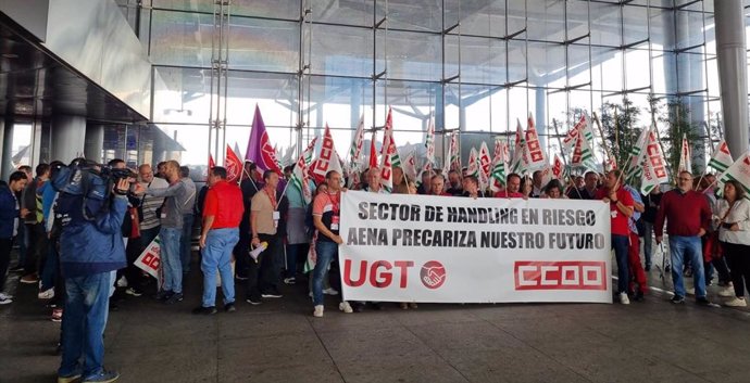 Concentración en el aueropuerto de Málaga.