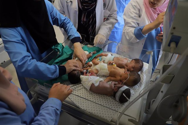 Trabajadores sanitarios atienden en un hospital de Rafá a más de 30 bebés prematuros evacuados del Hospital al Shifa, el más grande en la Franja de Gaza