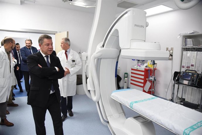 El presidente de C-LM, Emiliano García-Page, en la nueva sala de Hemodinámica del hospital de Talavera