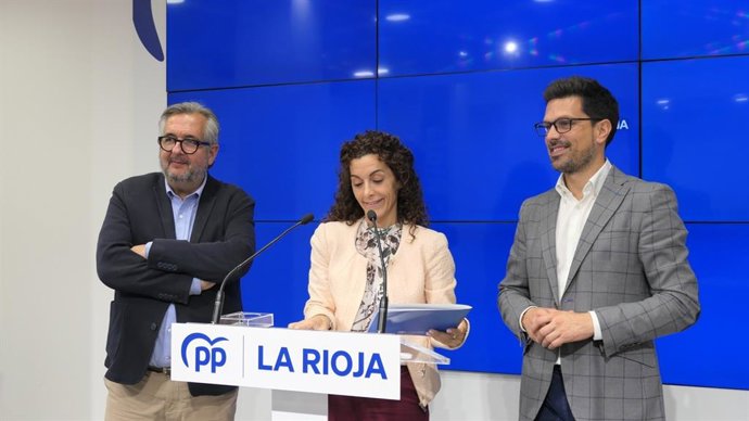 Los senadores del PP, Luis Martínez Portillo, Mar Cotelo y Carlos Yécora, en comparecencia de prensa