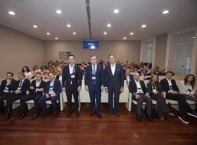 De izquierda a derecha en el centro de la imagen, el director general comercial de ABANCA, Gabriel González Eiroa, el consejero delegado, Francisco Botas, y el director de Banca Privada, Javier Rivero.