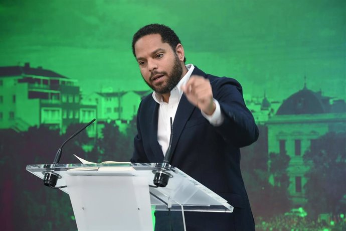 El secretario general de VOX, Ignacio Garriga, durante una rueda de prensa tras la reunión del Comité de Acción Política de VOX, en la sede del partido, a 20 de noviembre de 2023, en Madrid (España).