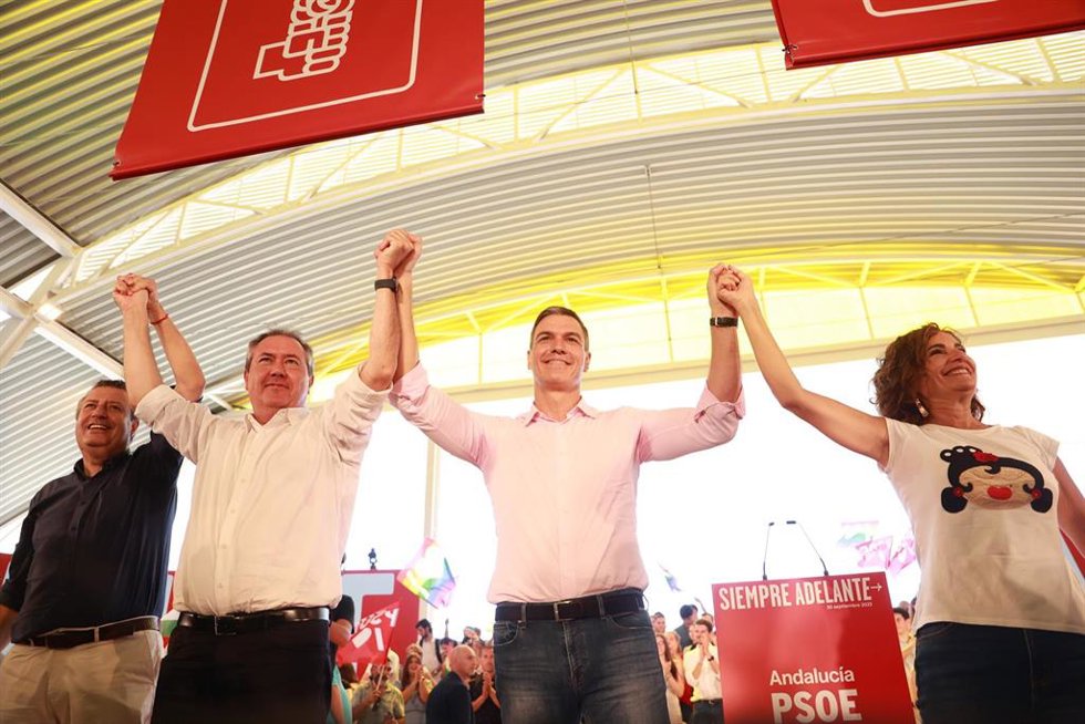 Archivo - El presidente del Gobierno y secretario general del PSOE, Pedro Sánchez, (2d), junto al secretario general del PSOE-A, Juan Espadas, (i) y la ministra del Hacienda, María Jesús Montero, (d) en un acto público en La Rinconada (Sevilla). (Foto d
