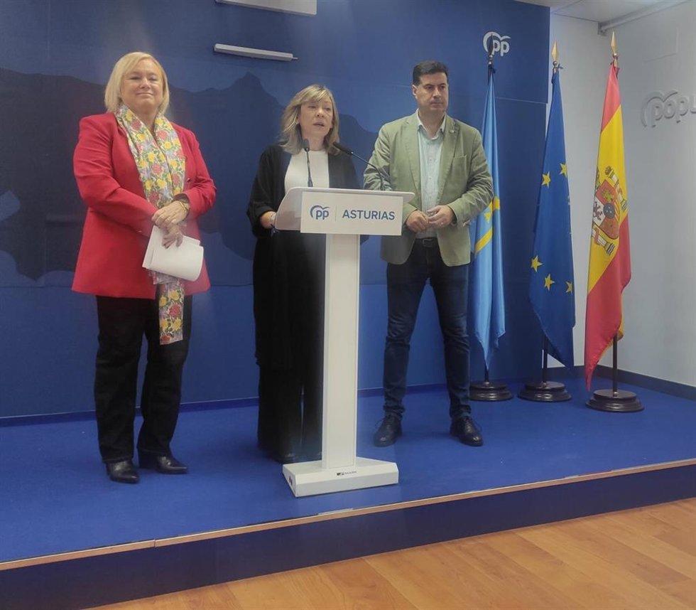 Mercedes Fernández, Esther Llamazares y Silverio Argüelles