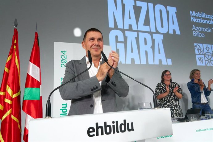 Archivo - El coordinador general de EH Bildu, Arnaldo Otegi, interviene durante la Conferencia Política de EH Bildu, en el Palacio de Congresos Europa, a 7 de octubre de 2023, en Vitoria-Gasteiz, Álava