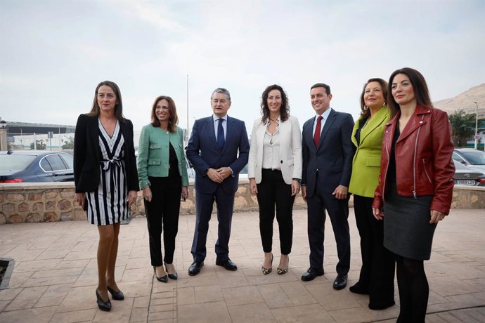El consejero de la Presidencia, Interior, Diálogo Social y Simplificación Administrativa, Antonio Sanz, participa en un desayuno informativo junto a la consejera de Fomento, Articulación del Territorio y Vivienda, Rocío Ruiz, en el Puerto de Almería.