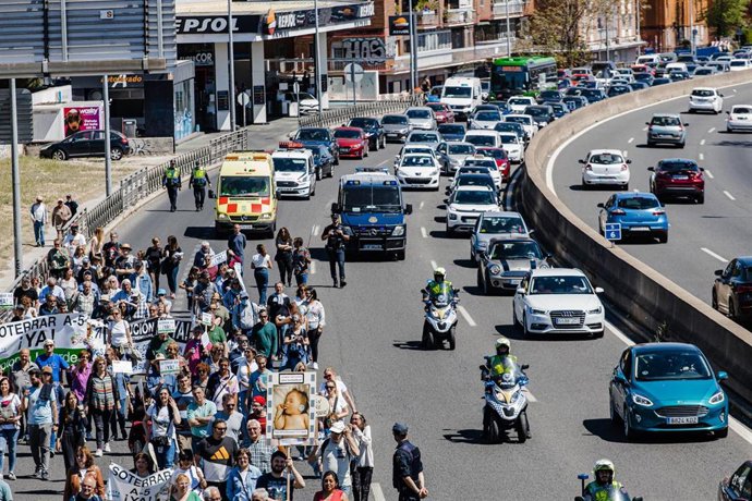 Archivo - Varias personas marchan en la manifestación ¡A-5, Solución Ya!, a 16 de abril de 2023, en Madrid (España). 
