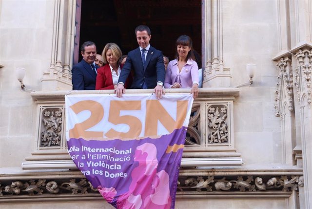 Galmés cuelga una banderola en la fachada del Consell por el Día para la Eliminación de la Violencia contra las Mujeres