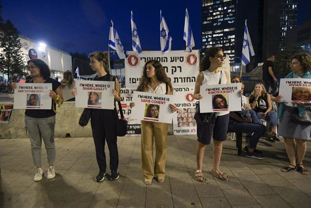 Familiares y amigos de los secuestrados por el Movimiento de Resistencia Islámica (Hamás) durante sus ataques del 7 de octubre contra Israel participan en una protesta en Tel Aviv para reclamar su liberación