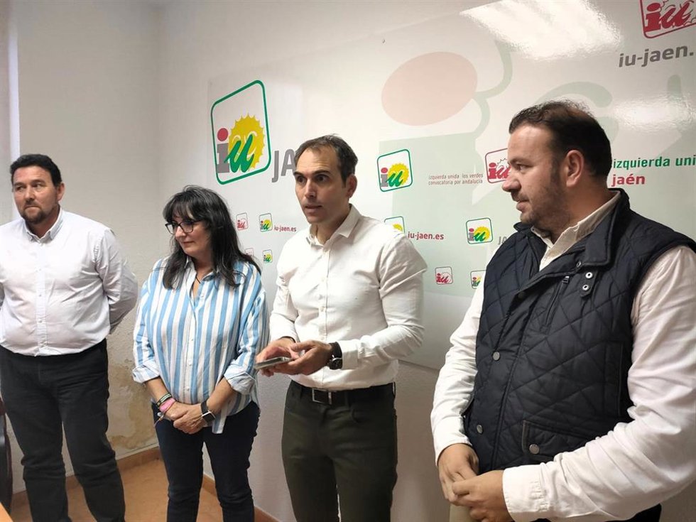 Toni Valero (2d) en la sede de IU en Jaén.