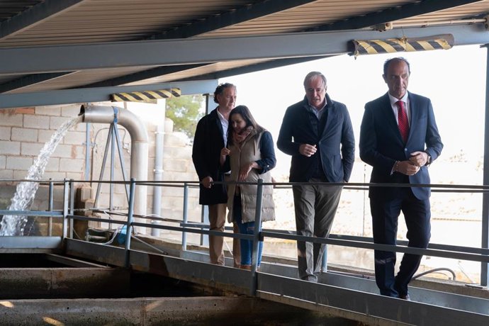 El presidente del Gobierno de Aragón, Jorge Azcón, visita la estación de agua potable de Tarazona.