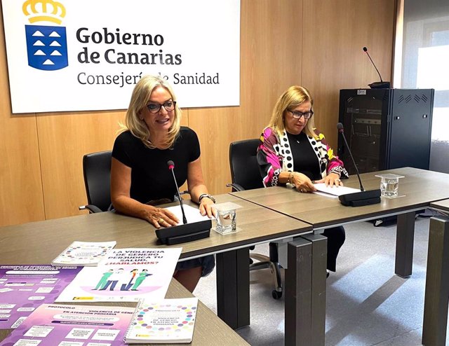 La consejera de Sanidad del Gobierno de Canarias, Esther Monzón, y junto a la directora de Programas Asistenciales del Servicio Canario de la Salud (SCS), Antonia Pérez, en rueda de prensa