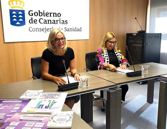 La consejera de Sanidad del Gobierno de Canarias, Esther Monzón, y junto a la directora de Programas Asistenciales del Servicio Canario de la Salud (SCS), Antonia Pérez, en rueda de prensa