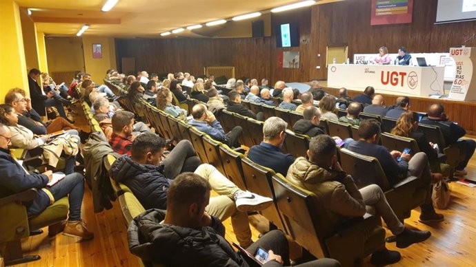 La secretaria confederal de UGT, Patricia Ruiz, y el secretario general de UGT Asturias, Javier Fernández Lanero, participan en una jornada sobre negociación colectiva.