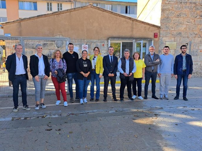 El conseller de Educación y Unviersidades, Antoni Vera, y el gerente del Ibisec, Mateu Suñer, visitan los centros educativos de Sa Pobla