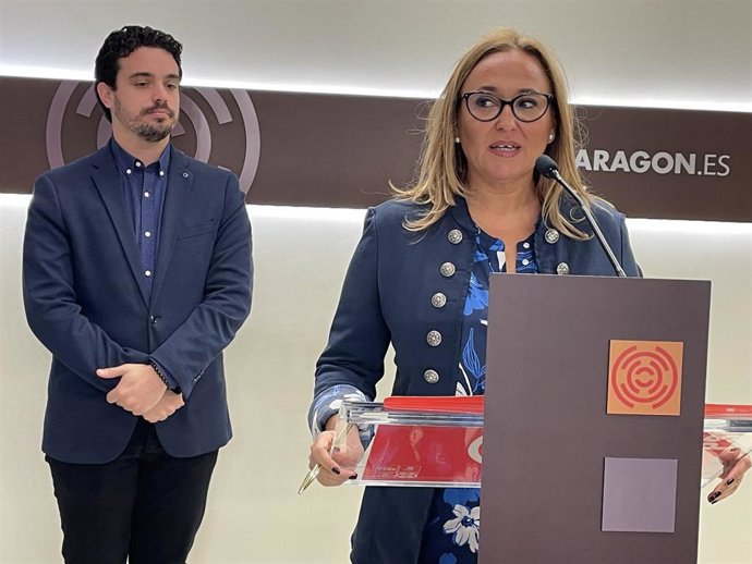 La portavoz del PSOE Aragón, Mayte Pérez, y el diputado Darío Villagrasa.