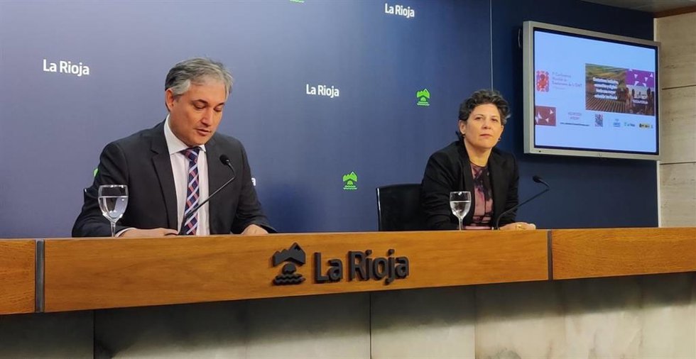 El consejero de Cultura, Turismo, Deporte y Juventud, José Luis Pérez Pastor, y la directora general de Turismo y Promoción Territorial, Virginia Borges, han presentado los detalles de la 7 Conferencia Mundial de Enoturismo de la OMT