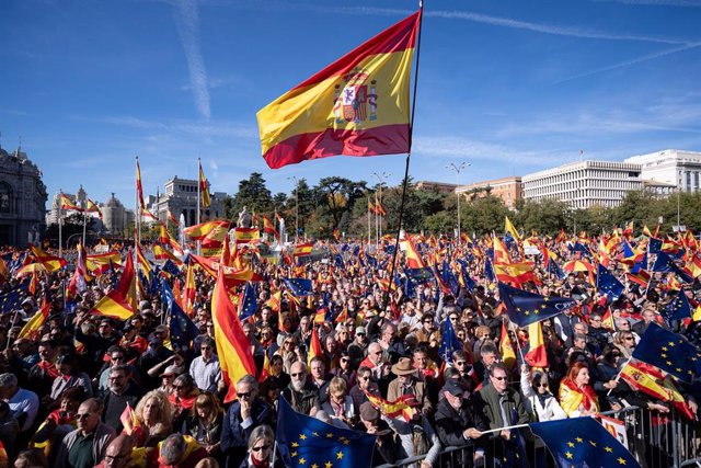 Miles de personas durante una manifestación contra la amnistía, en Cibeles, a 18 de noviembre de 2023, en Madrid (España). 