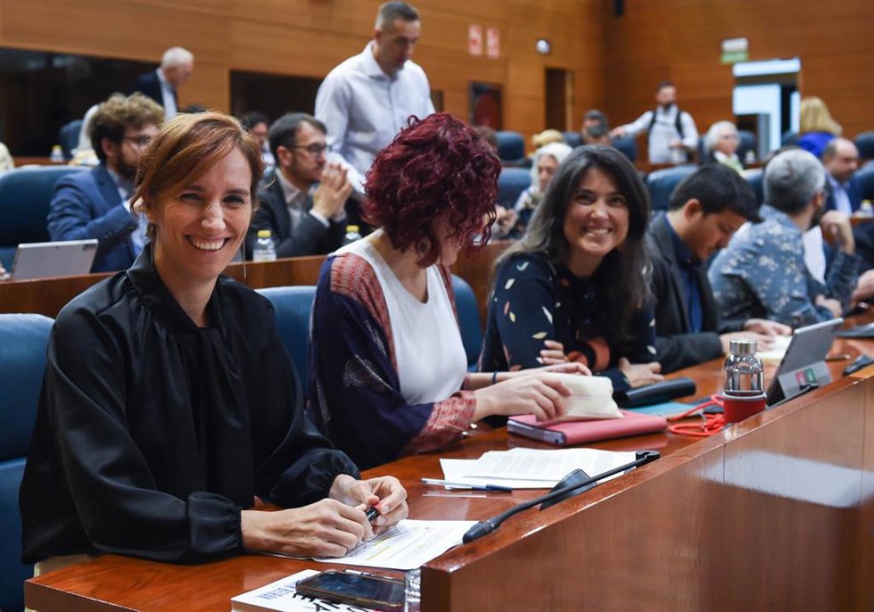 Archivo - La nueva ministra de Sandad, Mónica García (i), junto a la nueva portavoz de Más Madrid en la Asamblea, Manuela Bergerot (d).