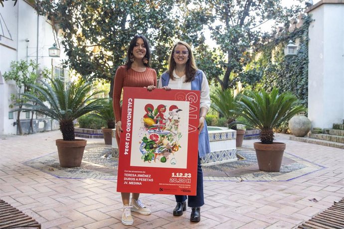 La delegada de Desarrollo Tecnológico, Transformación Digital y Juventud de la institución provincial, Sara Alguacil (dcha.), con el cartel de la gala de presentación del calendarios del Centro de Información Juvenil.