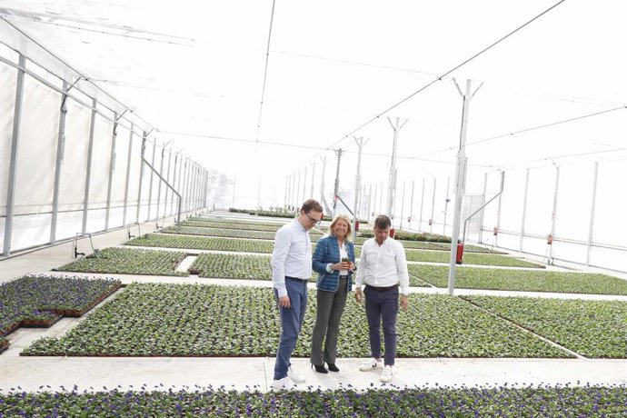 La alcaldesa de Marbella (Málaga), Ángeles Muñoz, en el vivero municipal de Las Chapas, junto al concejal del ramo, Diego López