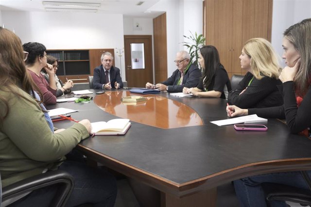 Reunión del secretario general del PSOE-A, Juan Espadas, con los representantes de la Mesa Sectorial de Educación.
